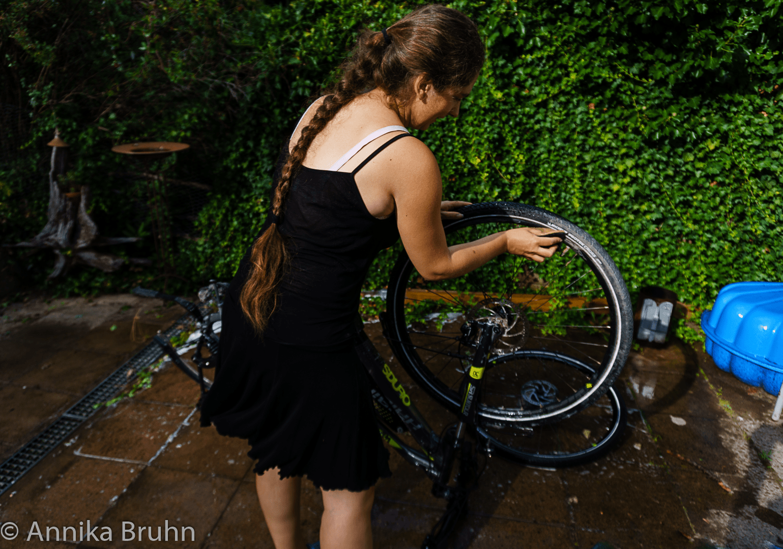 Annika macht das Fahrrad sauber